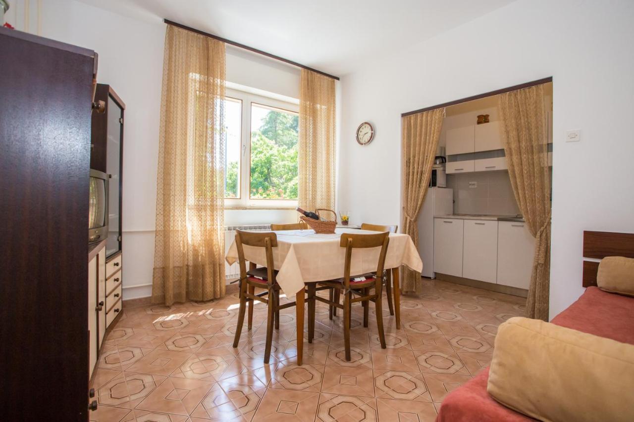 Garden View Apartment In Porec For 2 - 4 Persons Exterior photo